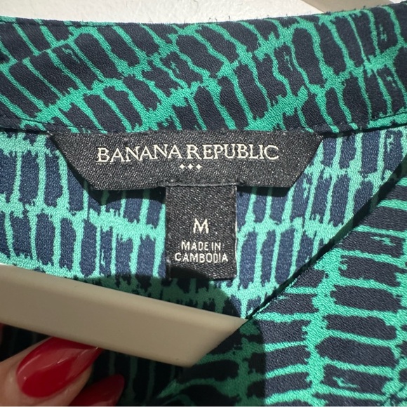 Banana Republic Factory Green Pattern Blouse. Size Medium - Picture 2 of 8